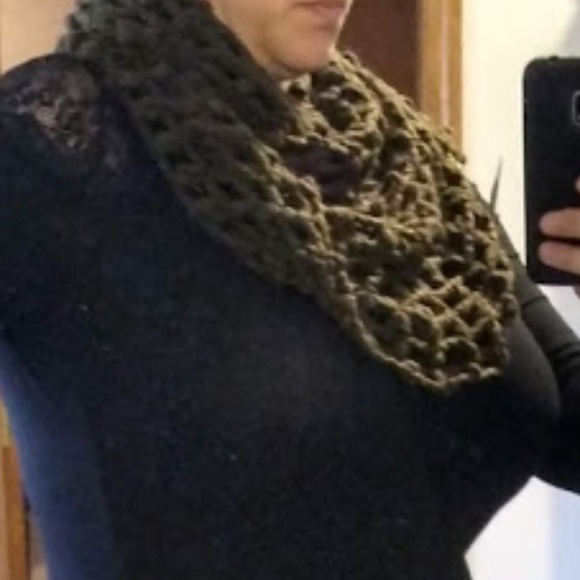 ***Finally Here!*** Olive Net Infinity Scarf - Picture 3 of 4